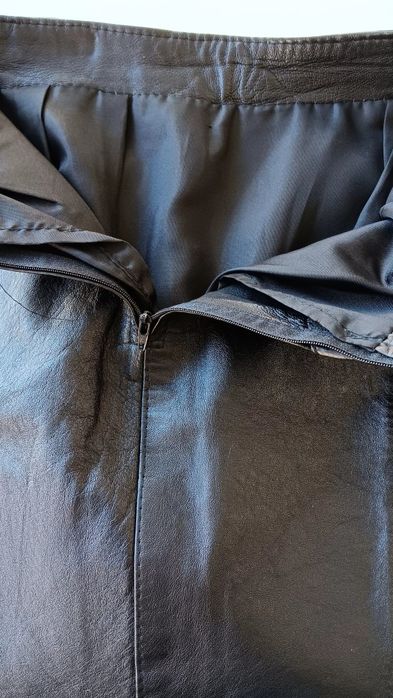 Saia preta de pele genuína.