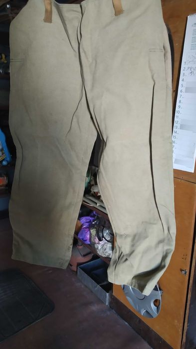 Куртка та штани зварювальника.