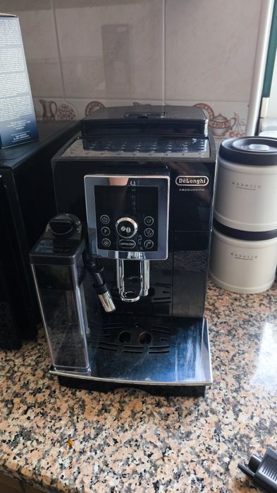 Máquina de café DeLonghi Cappuccino ECAM 23.460.B
