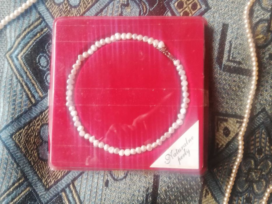 naszyiniki  sztuczne z masy perełowei. 10 sztuk.