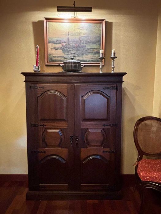 Armário antigo em madeira maciça – muita arrumação