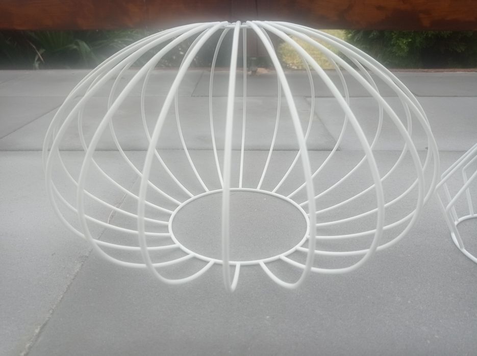 Klosze białe druciane 2 sztuki.