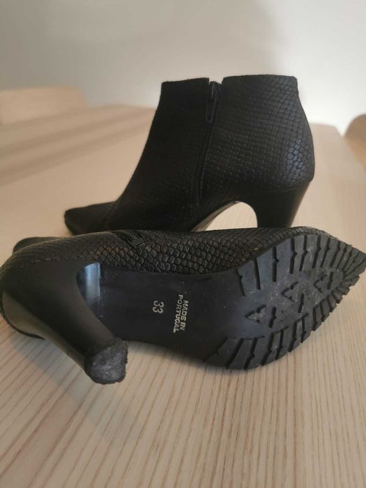 Botins pretas pele de cobra