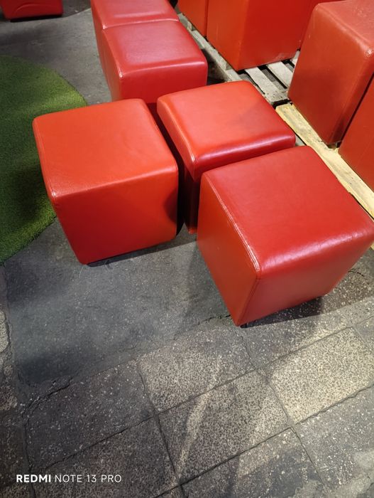 Пуфи червоного кольору