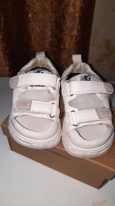 Босоніжки на дівчинку