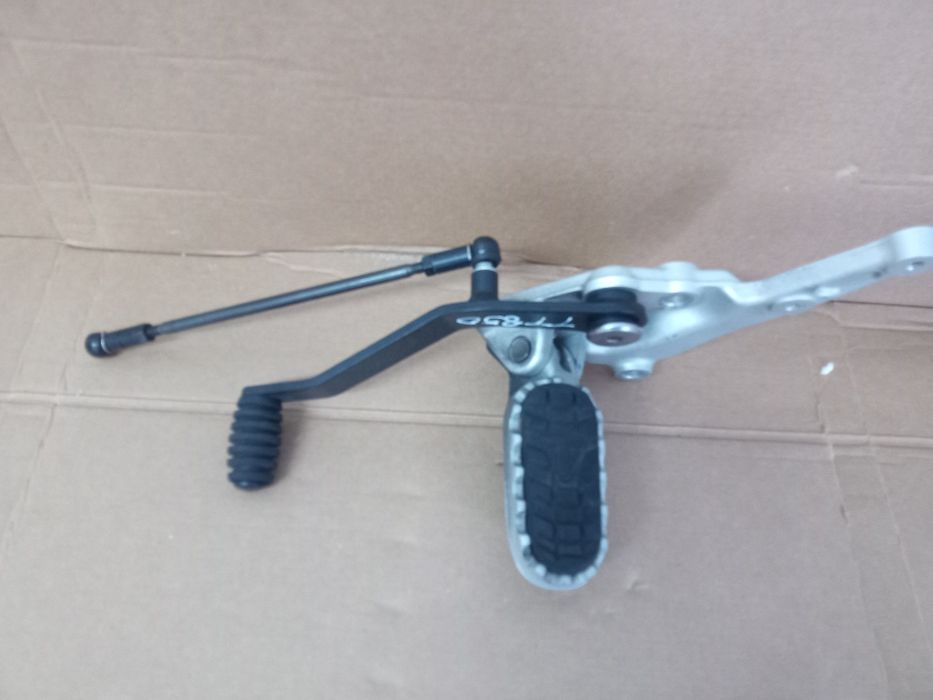 Podnuzek tył set Triumph 850 Tiger 900 lampa lagi 19-25