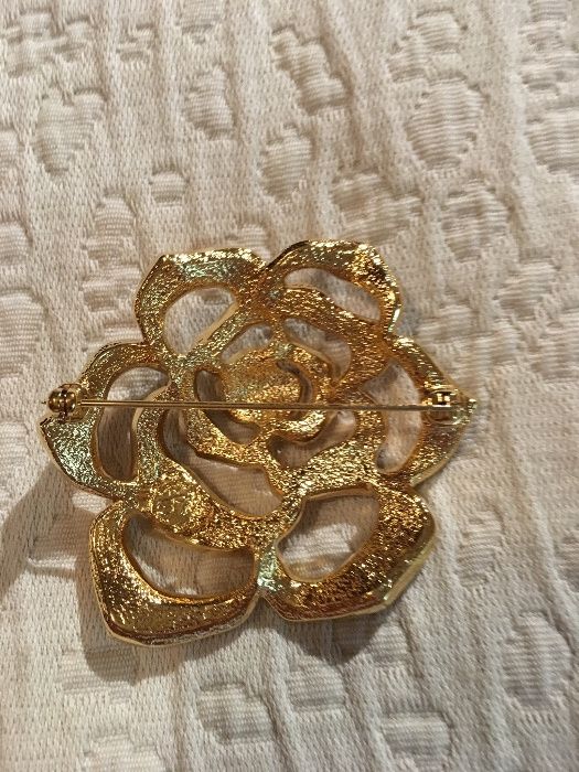 Alfinete rosa com brilhantes banhado ouro