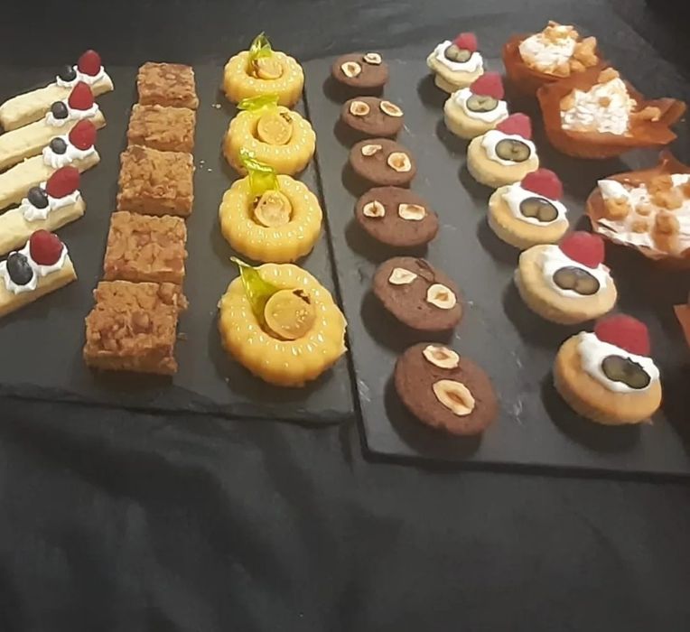 Faço bolos, doces e salgados