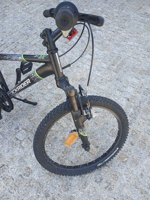 Bicicleta de croança com capacete [simi usada]