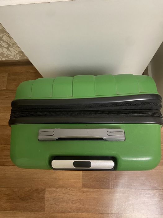 Валіза середнього розміру