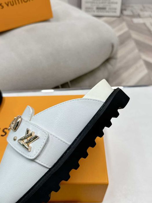 Louis Vuitton Buty, sandaly klapki, skora 060307