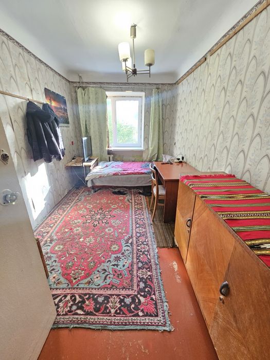 Центр міста.Продається 3кімн.квартира, в житловому стані, 2поверх.цегляний будинок.