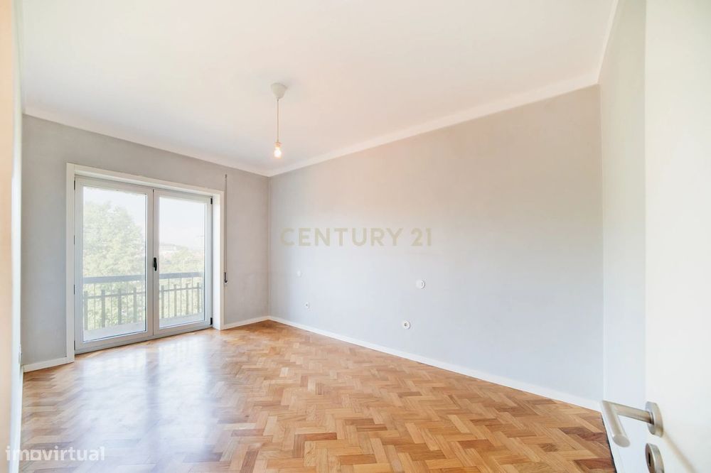 Apartamento T2  na Rua Manuel Carqueja - junto à Praça Velasquez - Por