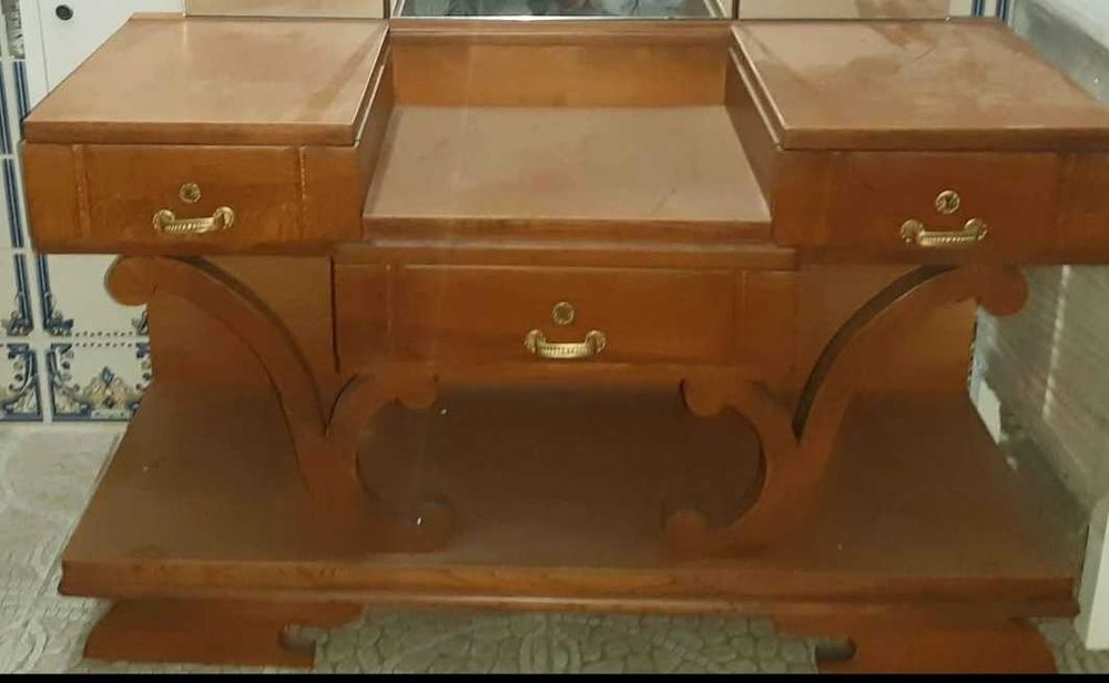 Móvel antigo (penteadeira com espelhos reguláveis)