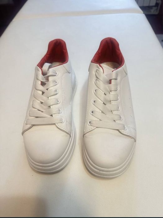 Нові кросівки білі