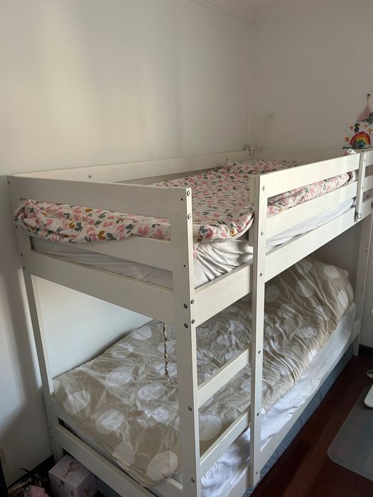 Cama Beliche Ikea Mydal com colchoes