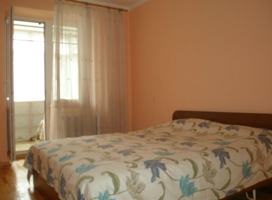 Подобово 2 кім. Чернівці 1-6чел. вул.Небєсної Сотні 19. ( Стасюка.19)