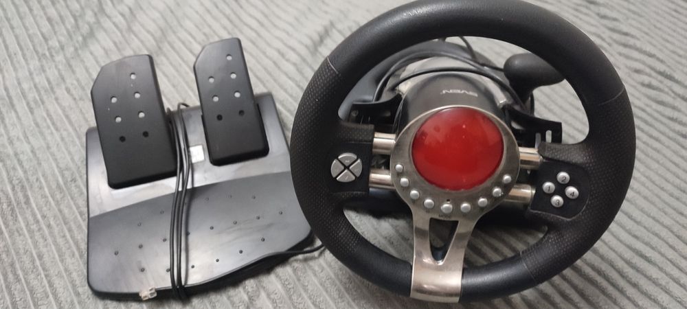 Ігровий руль з педалями.