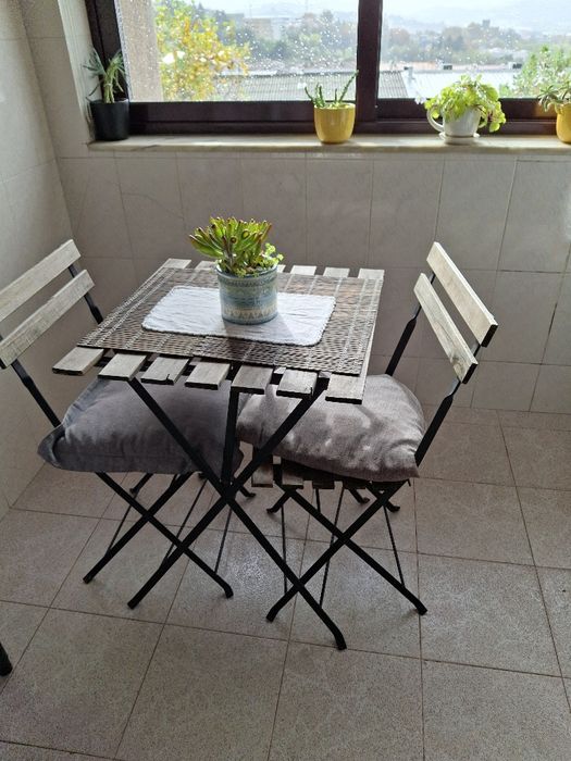 Conjunto. Mesa com 2cadeiras