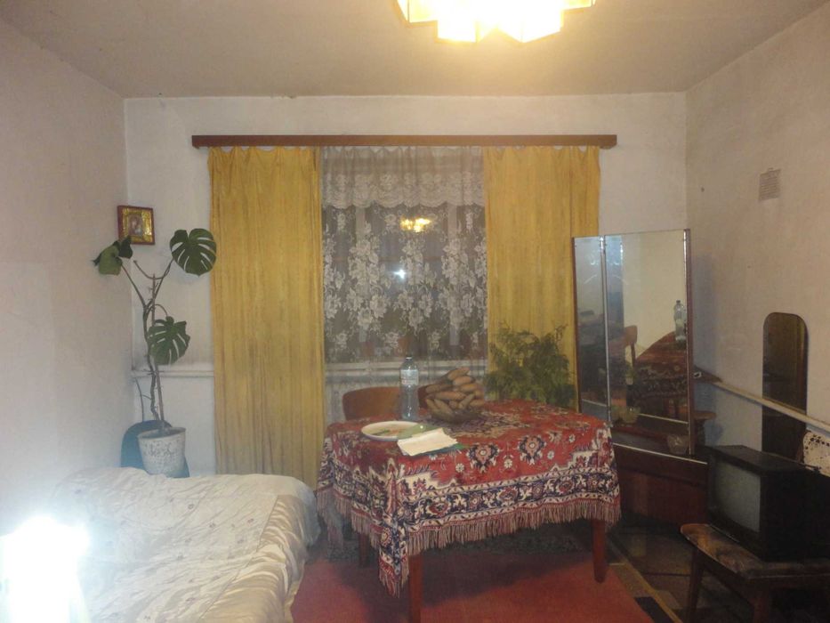 окрема кімната в оренду 20кв.м та гараж 25кв. м. в селі в будинку.