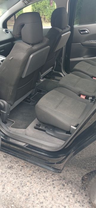 Peugeot  5008...