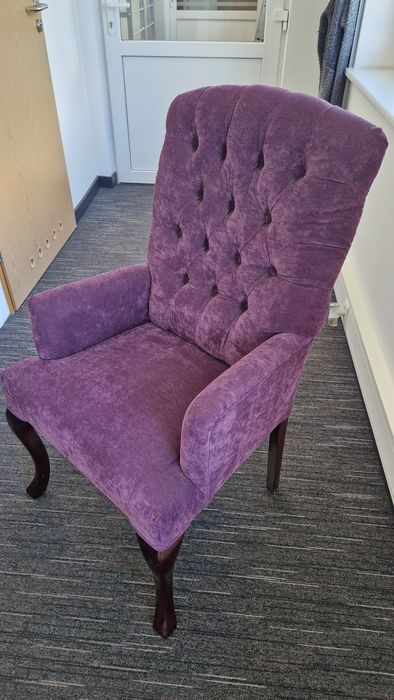 Pikowane krzesło z Chesterfield Meble fioletowe
