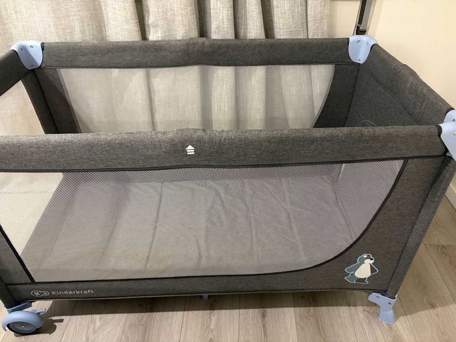 Cama de viagem cinzenta