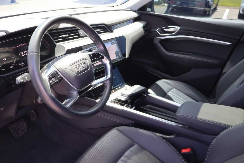 Audi E-Tron      2022