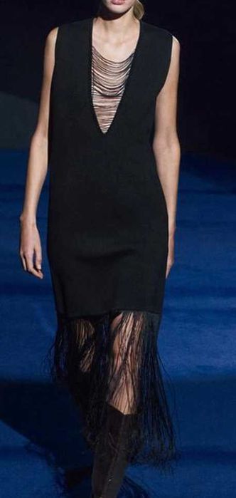 Zara sukienka z frędzlami i dekoltem czarna