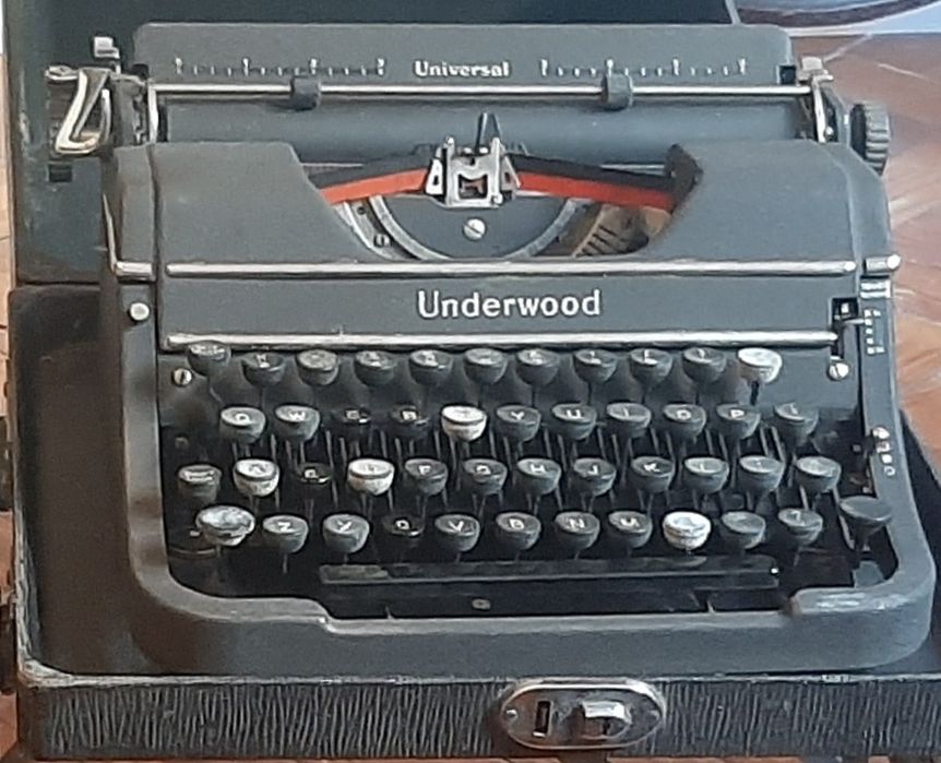 Máquina de escrever Underwood com suporte em tripé articulado. Rara