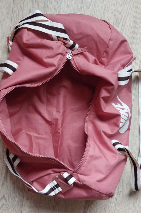Сумка  б/у спортивная женская Nike 34L