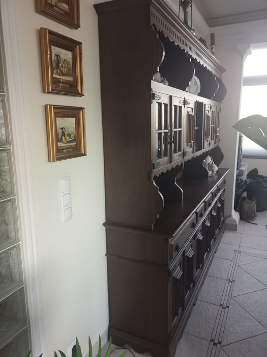 aparador rústico de madeira maciça com cristaleira superior