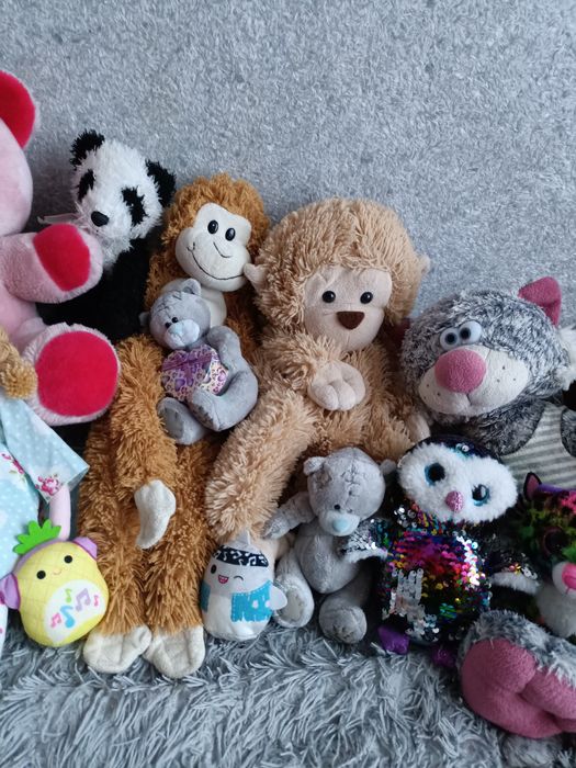 Різні м'які іграшки