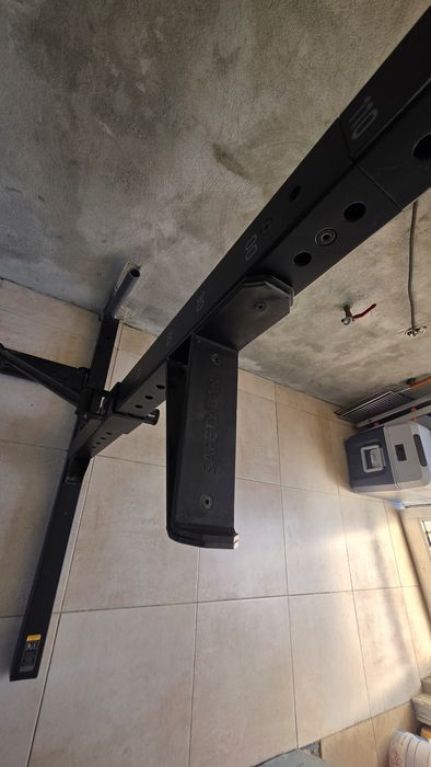 Rack de musculação.