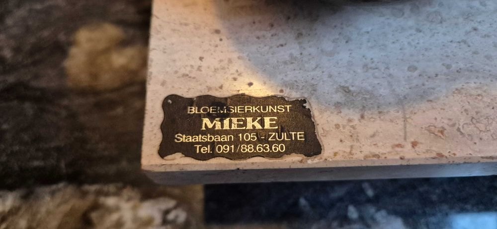 Aukcyjna rzeźba śpiącego dziecka z brązu z ciemną patyną dekor