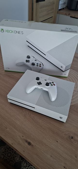 XBOX ONE S 1TB + pad