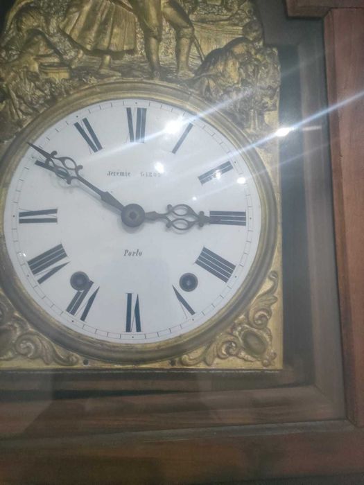 Relógio de caixa alta castanho