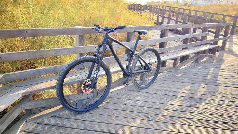 Bike enduro com quadro Ghost AMR  em Carbono, suspencao Fox 34, rodas Bontrager 29”  travoes Sram DB8