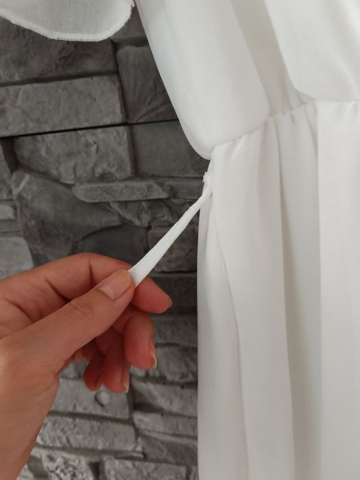 Biała piękna sukienka z falbanką