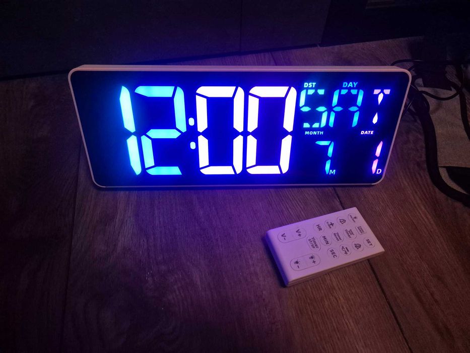 Piekny duzy cyfrowy zegar z budzikiem temepraturą różne kolory okazja