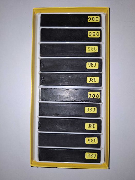 Wosk twardy 980 czarny do renowacji i naprawy uszkodzeń mebli