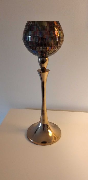Candelabro de mesa com vaso em cristais coloridos com brilho metálico.