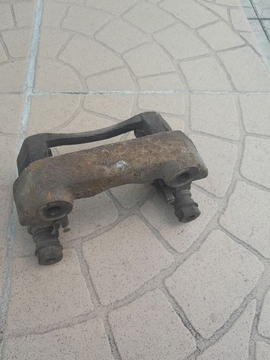 Скоба суппорта Тойота Королла Е150