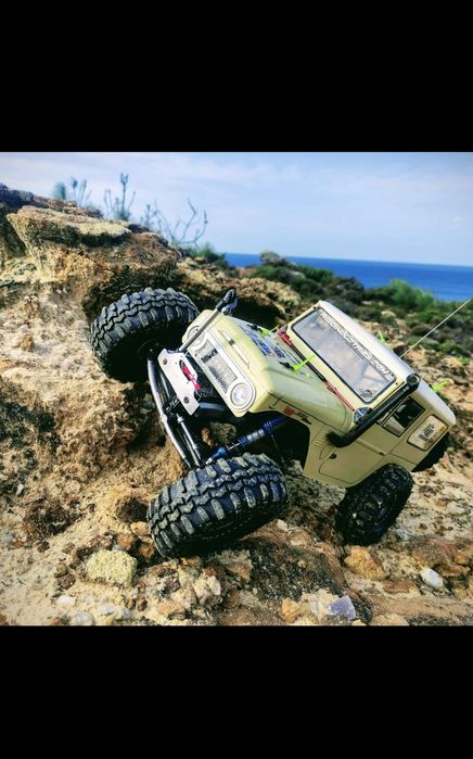 Axial scx10 rc crawler
