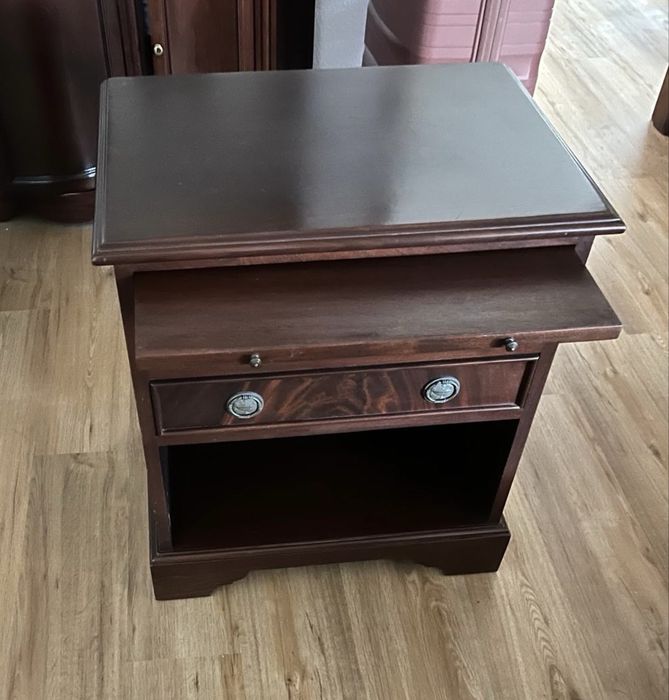 Mesa de apoio com gavetas