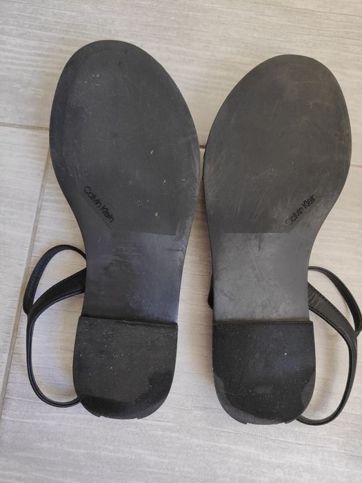 Czarne płaskie sandały skórzane Calvin Klein 38