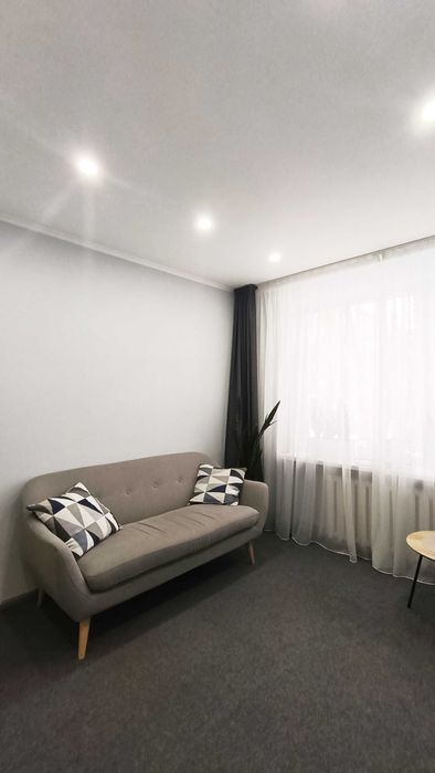 Офіс (3 кабінети). Перший поверх. Світло. Метро Звіринецька 2 хвилини.