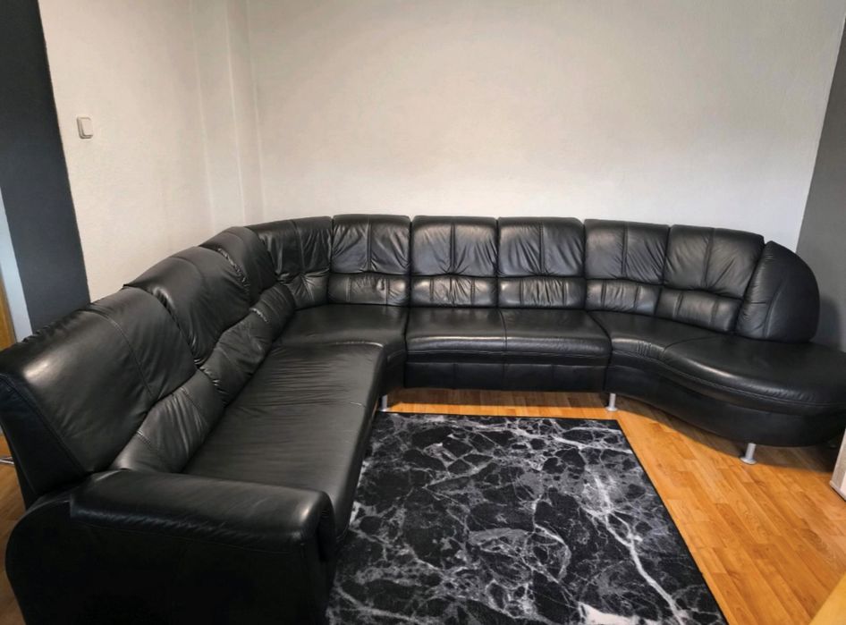 Шкіряний диван .