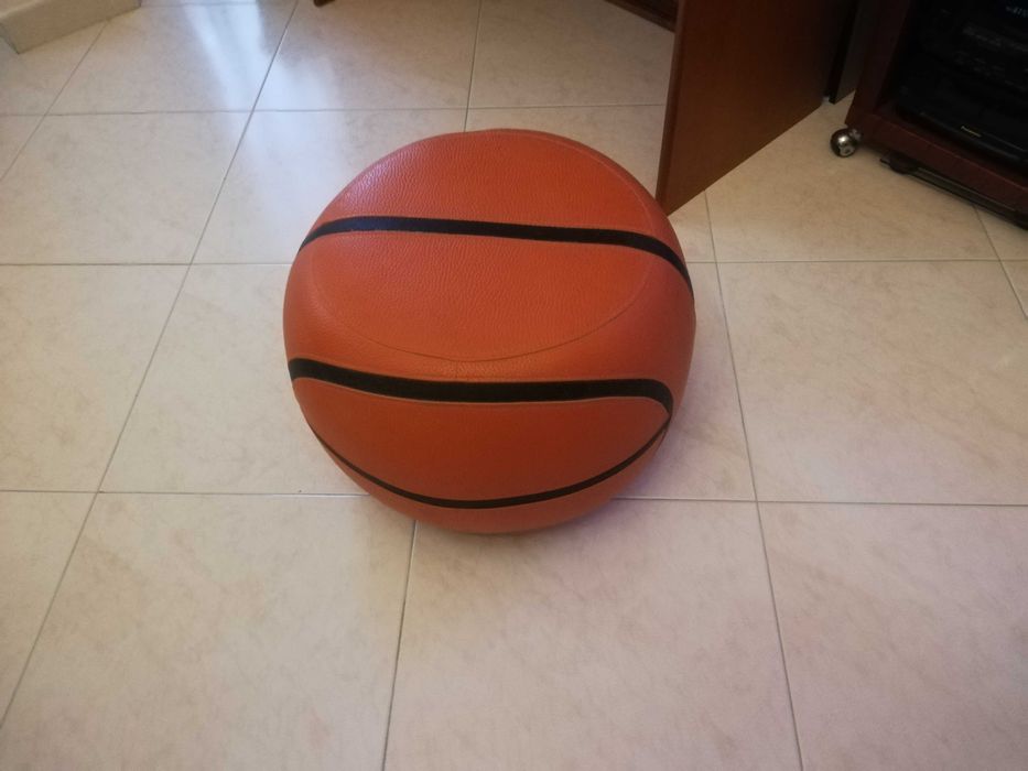 Bonito Puf Bola vermelho com riscas pretas