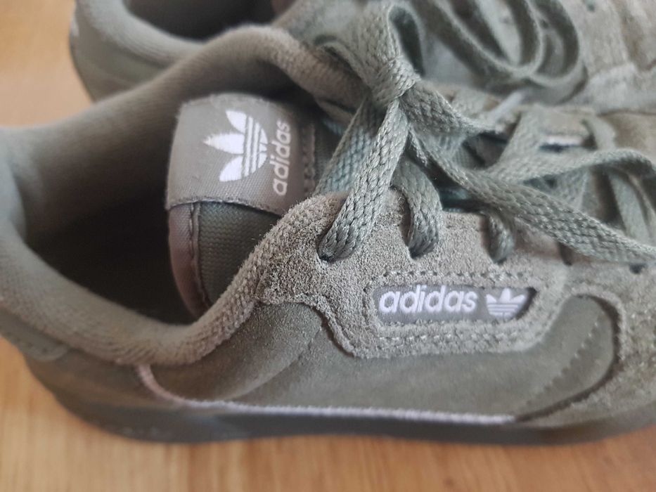 Zamszowe buty khaki adidas 31,5
